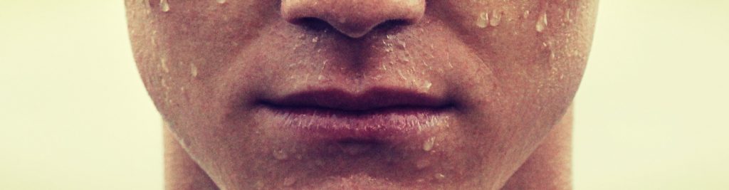 Préparation de l'anulingus : image du bas du visage d'une personne qui se fait mouiller